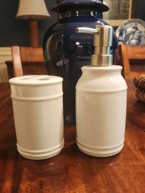 Kohl's White Ceramic Bathroom Accessory Set Soap Pump And Toothbrush Holder EUC